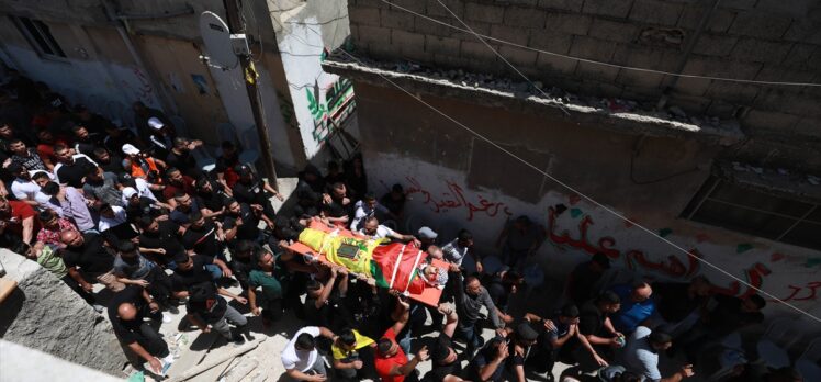 İsrail güçlerinin işgal altındaki Batı Şeria'da vurarak öldürdüğü Filistinli genç defnedildi