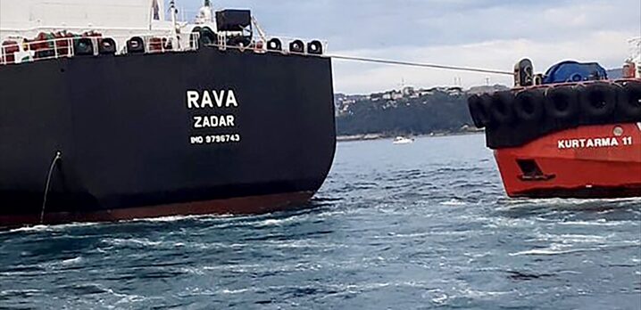 GÜNCELLEME- İstanbul Boğazı'nda makine arızası nedeniyle sürüklenen tankere müdahale edildi