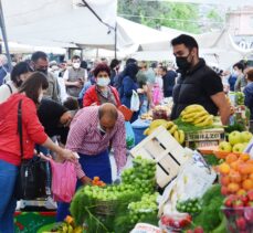 İstanbul'da vatandaşlar Kovid-19 tedbirlerine uyularak açılan pazarlardan alışveriş yapıyor