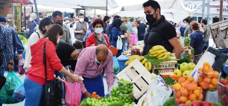 İstanbul'da vatandaşlar Kovid-19 tedbirlerine uyularak açılan pazarlardan alışveriş yapıyor