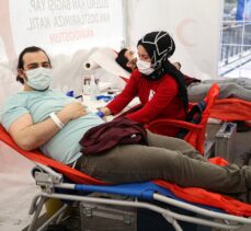 İstanbul'da vatandaşlar Türk Kızılay'a kan bağışında bulunuyor