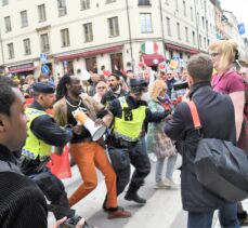 İsveç'te 1 Mayıs'ı bahane ederek Kovid-19 kısıtlamalarını protesto eden gruba polis müdahale etti