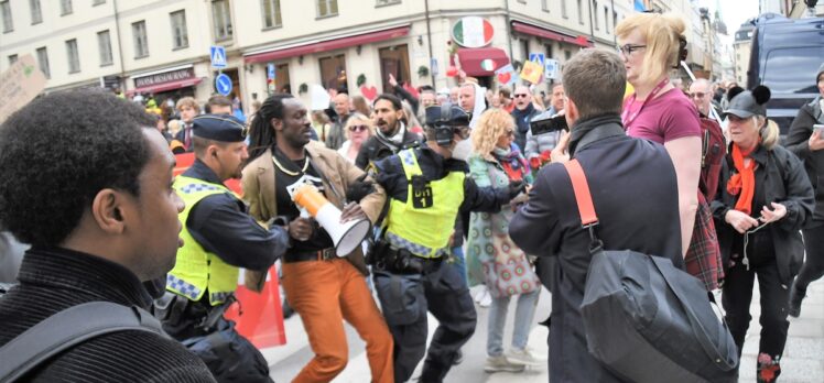 İsveç'te 1 Mayıs'ı bahane ederek Kovid-19 kısıtlamalarını protesto eden gruba polis müdahale etti