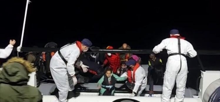 İzmir açıklarında Türk kara sularına itilen 74 sığınmacı kurtarıldı