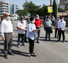 İzmir'de atık depolama tesisinin kapanmasını isteyen bir grup, yol kapatma eylemi yaptı
