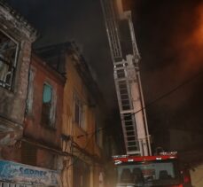 İzmir'de bir fırının çatısında çıkan ve 2 binaya daha sıçrayan yangın hasara neden oldu