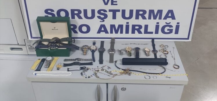 İzmir'de çalıştığı evden ziynet eşyası çaldığı belirlenen hizmetçi ile iki arkadaşı yakalandı
