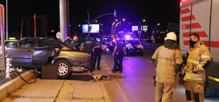 İzmir'de dur ihtarına uymayan otomobil kaza yaptı: 1 polis yaralı