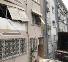 İzmir'de freni boşalan kamyon elektrik direğine ve apartmanlara çarptı