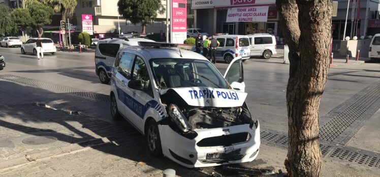 İzmir'de hafif ticari aracın çarptığı polis aracındaki iki trafik polisi yaralandı