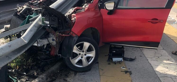 İzmir'de otomobil refüje çarptı: 1 ölü, 1 yaralı
