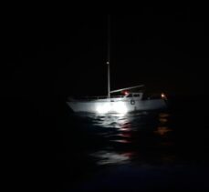 İzmir'de yelkenli tekneyle yurt dışına geçmeye çalışan 62 sığınmacı yakalandı