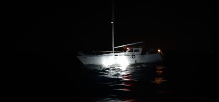 İzmir'de yelkenli tekneyle yurt dışına geçmeye çalışan 62 sığınmacı yakalandı