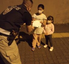 Kahramanmaraş'ta sokakta görevli polislere “sizi çok seviyoruz” mektubu yazan miniklere hediye verildi