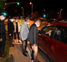 Karabük Valisi Gürel “tam kapanma” denetiminde sürücü ve yolcuların izin belgelerini kontrol etti