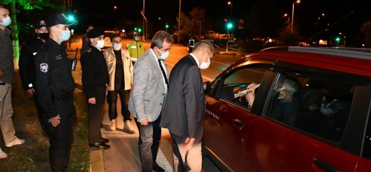 Karabük Valisi Gürel “tam kapanma” denetiminde sürücü ve yolcuların izin belgelerini kontrol etti