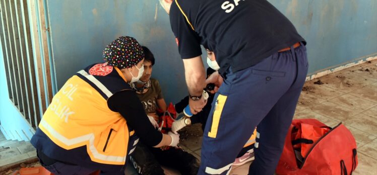 Kırıkkale'de pazar yerinin çatısından terasa düşen çocuk yaralandı