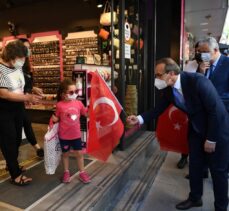 Kocaeli Valisi Seddar Yavuz, esnaf ve vatandaşlara Türk bayrağı hediye etti