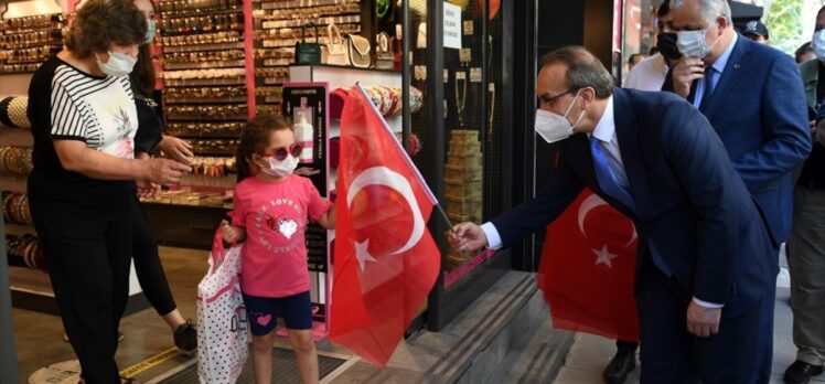 Kocaeli Valisi Seddar Yavuz, esnaf ve vatandaşlara Türk bayrağı hediye etti