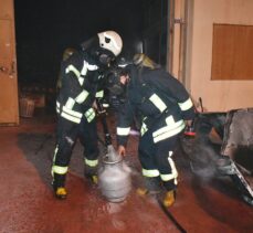 Manisa'da bir fabrikanın büro bölümünde çıkan yangın hasara neden oldu