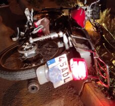 Manisa'da “dur” ihtarına uymayan motosiklet sürücüsü ile arkadaşı polis aracına çarpınca yakalandı
