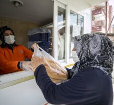Mersin'de bir hayırsever aldığı 4 bin ekmeği vatandaşlara ücretsiz dağıttırdı