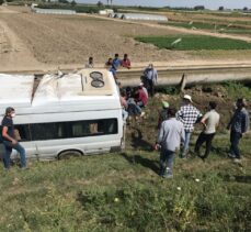 Mersin'de tarım işçilerini taşıyan minibüs şarampole devrildi: 7 yaralı