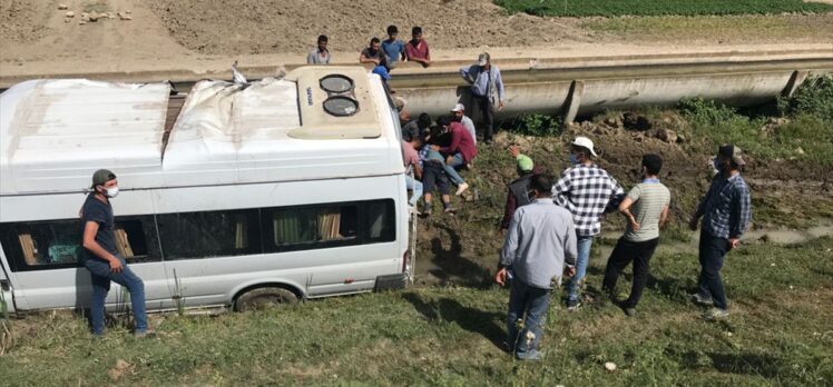 Mersin'de tarım işçilerini taşıyan minibüs şarampole devrildi: 7 yaralı