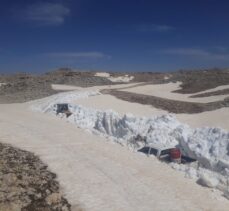 Mersin'de Yörüklerin yayla göçü için kullanacağı yollar kardan arındırıldı