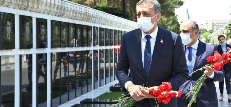 Milli Eğitim Bakanı Ziya Selçuk, Azerbaycan'da şehitlikleri ziyaret etti