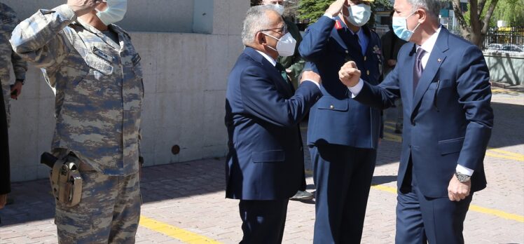 Milli Savunma Bakanı Akar, şehit aileleri ile bayramlaştı:
