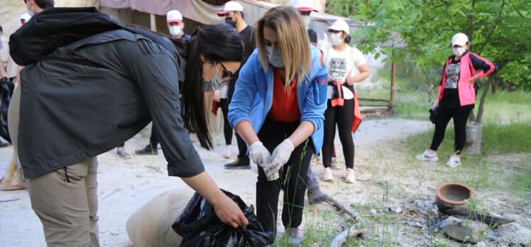 Nevşehir protokolü Kapadokya'daki Meskendir Vadisi'nde çöp topladı