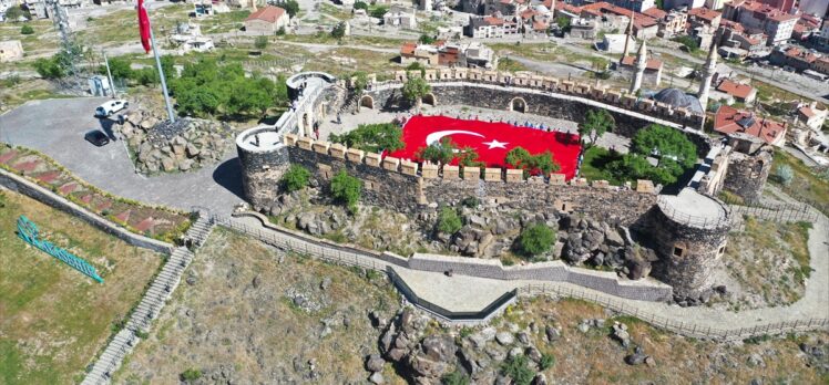 Nevşehir'de 102 genç tarihi kalede dev Türk bayrağı açtı