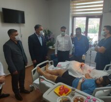 Sağlık-Sen Genel Başkanı Durmuş, hastanın bıçaklı saldırısına uğrayan doktoru hastanede ziyaret etti