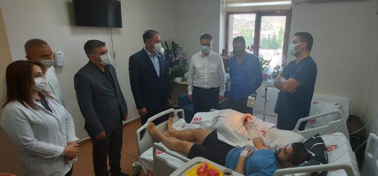 Sağlık-Sen Genel Başkanı Durmuş, hastanın bıçaklı saldırısına uğrayan doktoru hastanede ziyaret etti