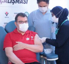 Bakan Varank, klinik denemelerine katıldığı yerli Kovid-19 aşı adayının ikinci dozunu yaptırdı: