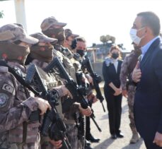 Siirt Valisi Hacıbektaşoğlu güvenlik, sağlık ve itfaiye çalışanlarıyla bayramlaştı