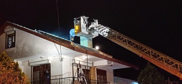 Silivri'de müstakil evin çatısında çıkan yangın söndürüldü