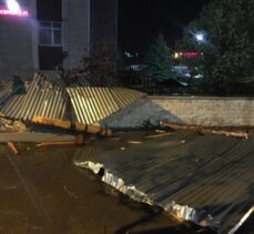 Sivas'ta şiddetli rüzgar nedeniyle çatılar uçtu, araçlarda hasar oluştu
