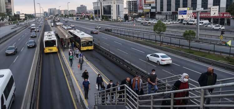 İstanbul'da, “tam kapanma” döneminin sona ermesiyle trafik yoğunluğu arttı
