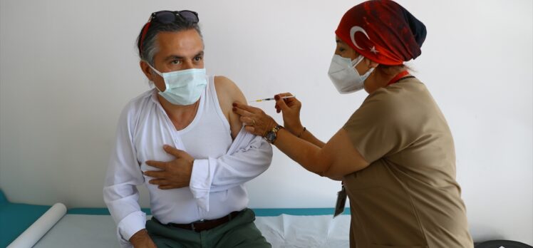 Trakya'da sağlık çalışanlarının eşlerine Kovid-19 aşısı yapılmaya başlandı