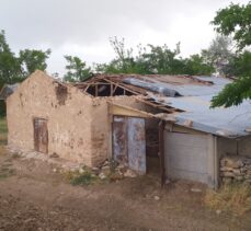 Tunceli'de şiddetli fırtına ev ve ahırların çatısını uçurdu