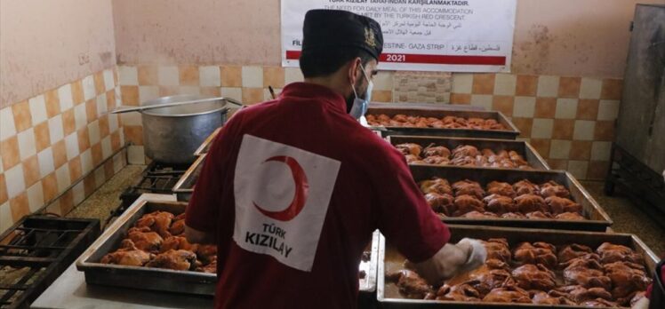 Türk Kızılay, saldırılarda zarar gören Gazzelilerin yaralarını sarmak için çalışıyor
