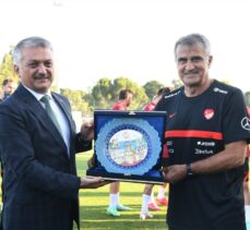 Vali Yazıcı, Antalya'da kamp yapan A Milli Futbol Takımı'nı ziyaret etti