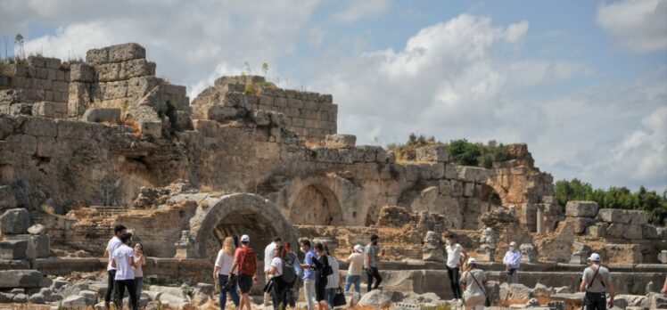 Yabancı gazeteciler Antalya'daki Perge Antik Kenti'ni ziyaret etti