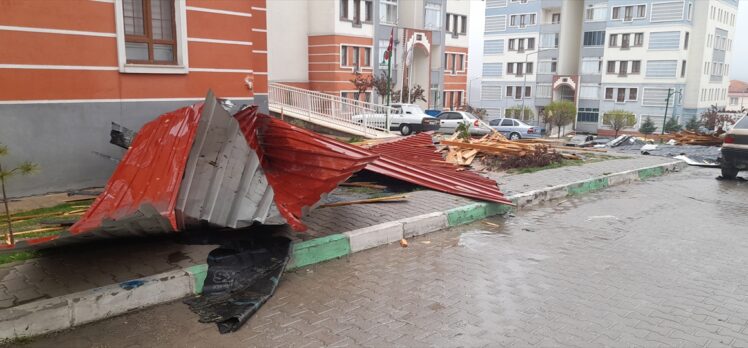 Yozgat'ta şiddetli rüzgar çatıları uçurdu, çok sayıda araç zarar gördü