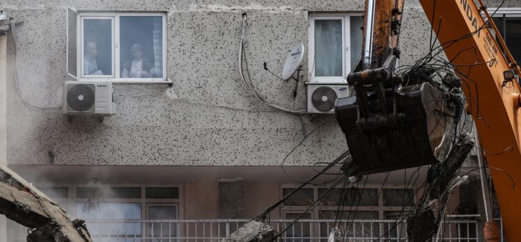 GÜNCELLEME 4 – Zeytinburnu'nda 5 katlı boş bina çöktü