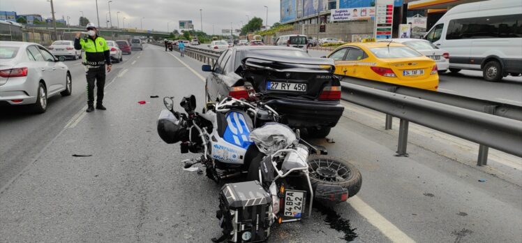Zeytinburnu'nda motosikletin otomobile çarpması sonucu 2 sürücü yaralandı