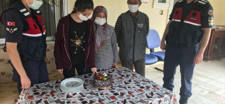 182'nci yaşını kutlayan Jandarmadan Kırıkkale'de çocuklara doğum günü sürprizi