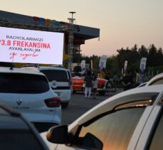 Adana'da açık havada arabada sinema keyfi